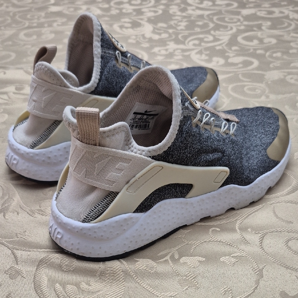 Air Huarche By Nike Women's Sneakers - Picture 5 of 9